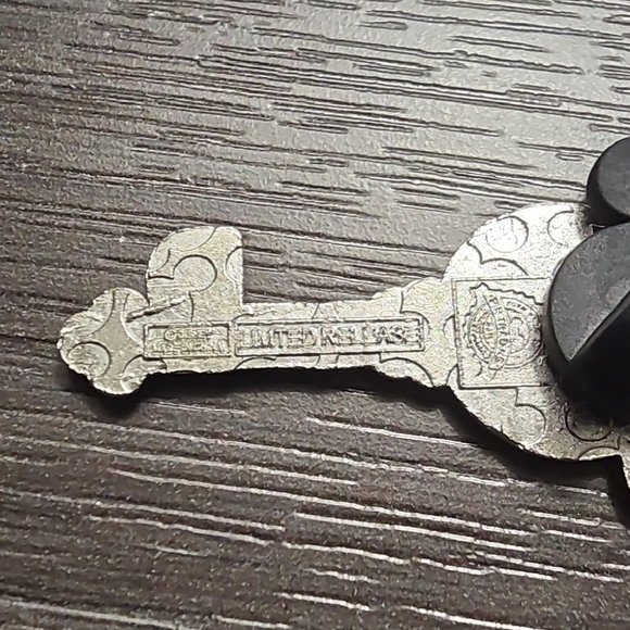 Disney Pin - Limited Release Mickey Key Disney Collector Pin Rare! - Picture 3 of 4